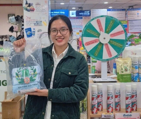 Khách hàng nhận quà Vòng quay may mắn