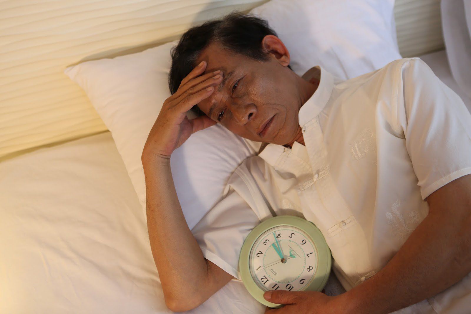 Loại nước uống cho người lớn tuổi bị mất ngủ